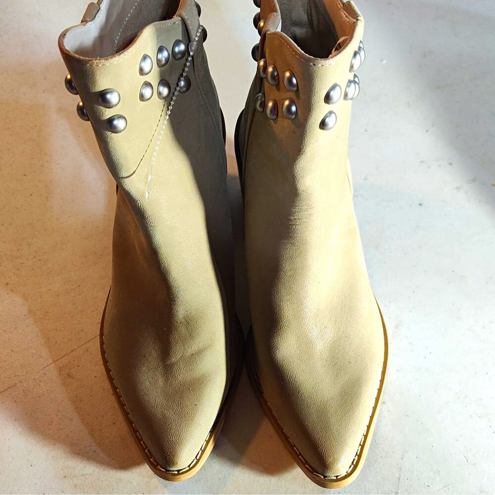 Oasis Society Women's Beige Faux Leather Studded Ankle Boot Slip-On Sz 7.5
